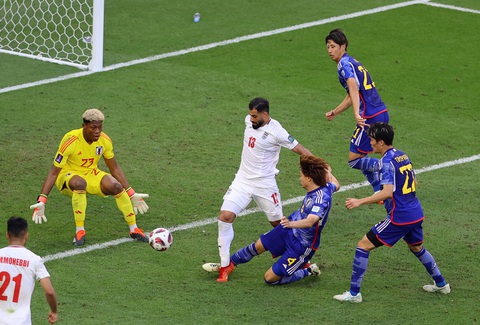 Iran thắng kịch tính phút 90+6, Nhật Bản dừng bước ở Asian Cup 2023- Ảnh 3. Tình huống Itakura mắc lỗi khiến Nhật Bản bị thổi phạt đền - Ảnh: REUTES