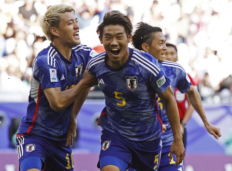 Iran thắng kịch tính phút 90+6, Nhật Bản dừng bước ở Asian Cup 2023- Ảnh 2. Morita (số 5) ăn mừng bàn mở tỉ số cho Nhật Bản - Ảnh: REUTERS