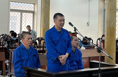 Cựu trưởng phòng Cảnh sát kinh tế Công an tỉnh An Giang cùng hai thuộc cấp hầu tòa do bao che cho bà Mười Tường - Ảnh: E.X. Cựu trưởng Phòng cảnh sát kinh tế Công an tỉnh An Giang Hồ Văn Tấn tại tòa - Ảnh: E.X.