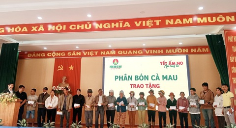 Phân bón Cà Mau mang đến nhà nông ‘Tết ấm no - Mùa sung túc’- Ảnh 2. Phân bón Cà Mau trao những phần quà đến bà con nghèo tại Đức Trọng, Lâm Đồng
