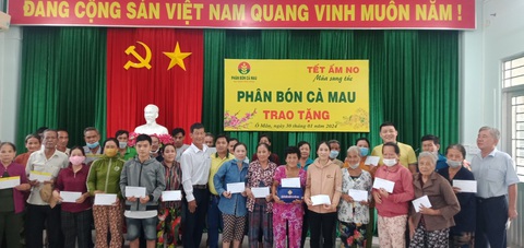 Phân bón Cà Mau mang đến nhà nông ‘Tết ấm no - Mùa sung túc’- Ảnh 3. Phân bón Cà Mau trao quà đến bà con nghèo quận Ô Môn, Cần Thơ