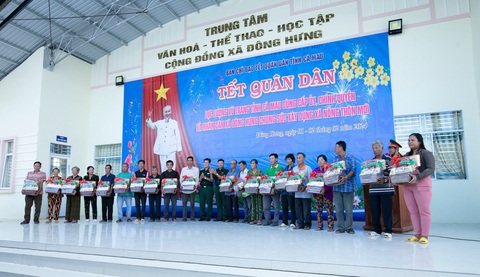 Phân bón Cà Mau mang đến nhà nông ‘Tết ấm no - Mùa sung túc’- Ảnh 5. Phân bón Cà Mau phối hợp cùng Bộ chỉ huy quân sự tỉnh Cà Mau tổ chức trao tặng quà Tết cho bà con huyện Cái Nước