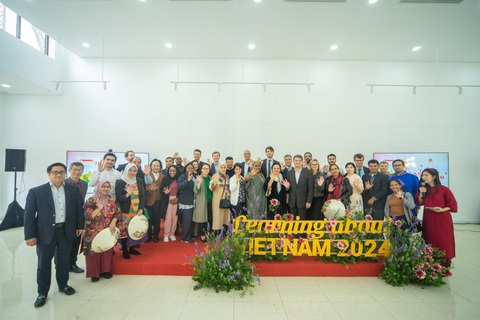 Nô nức check-in tại con đường hoa xuân lớn nhất phía tây thủ đô Home Hanoi Xuan 2024- Ảnh 11. Nô nức check-in tại con đường hoa xuân lớn nhất phía tây thủ đô Home Hanoi Xuan 2024- Ảnh 11.