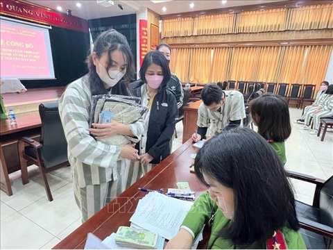 Các phạm nhân nhận quyết định giảm thời hạn chấp hành án phạt tù nhân dịp Tết Nguyên đán Giáp Thìn 2024. Ảnh: TTXVN Các phạm nhân nhận quyết định giảm thời hạn chấp hành án phạt tù nhân dịp Tết Nguyên đán Giáp Thìn 2024 - Ảnh: TTXVN