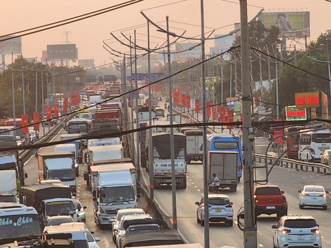 Cửa ngõ phía tây TP.HCM ùn ùn dòng người đổ về quê ăn Tết- Ảnh 5. Ô tô các loại nối đuôi nhau dồn ứ, di chuyển chậm tại đường dẫn Bình Thuận - Chợ Đệm hướng từ Long An đi TP.HCM (đoạn gần cầu vượt nút giao Bình Thuận) vào khoảng 17h30 ngày 3-2 - Ảnh: NGỌC KHẢI