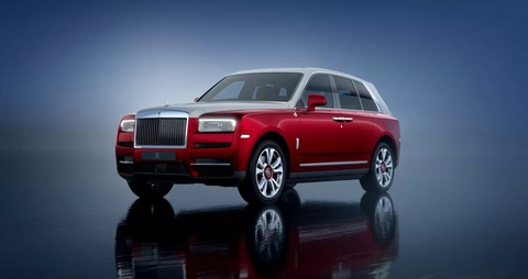 Rolls-Royce ra bản siêu độc đón Tết: Chỉ riêng tạo chòm sao rồng mất tới 3 tháng- Ảnh 1. Mỗi chiếc Rolls-Royce có màu sơn khác nhau. Trong ảnh là Rolls-Royce Cullinan màu xám Selby và đỏ Cherry với các sọc và logo màu trắng. Bên cạnh đó là một chiếc Phantom Extended hai tông màu đỏ Cherry và bạc với các đường sọc nhỏ màu đỏ Phoenix được vẽ bằng tay và biểu tượng con rồng trên chắn bùn. Một chiếc Phantom Extended khác có màu đen với sọc nhỏ màu đỏ Phoenix và không có logo rồng. Chiếc thứ tư không được tiết lộ