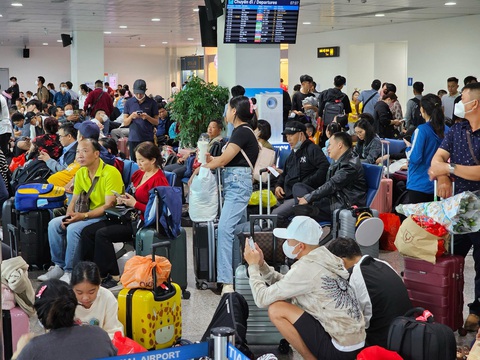 Rất đông hành khách từ TP.HCM đi Vinh, Buôn Ma Thuột, Huế… ngồi chờ la liệt vì bị delay - Ảnh: THU DUNG Rất đông hành khách từ TP.HCM đi Vinh, Buôn Ma Thuột, Huế… ngồi chờ la liệt vì bị delay - Ảnh: THU DUNG