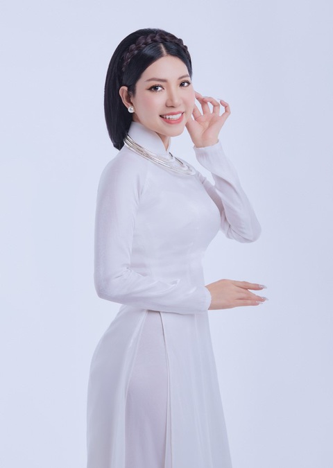 Ca sĩ Phương Yến Linh hẹn gặp khán giả quê nhà- Ảnh 7. Ngoài giọng ca trời phú, ca sĩ Phương Yến Linh có nghề tay trái là chơi đàn guitar. Hình ảnh của người nữ nghệ sĩ xinh đẹp bên cây đàn guitar luôn làm cho khán giả xao xuyến. Có thể nói biết chơi nhạc cụ là một lợi thế của người nghệ sĩ, dễ mang lại cảm giác gần gũi cho khán giả.