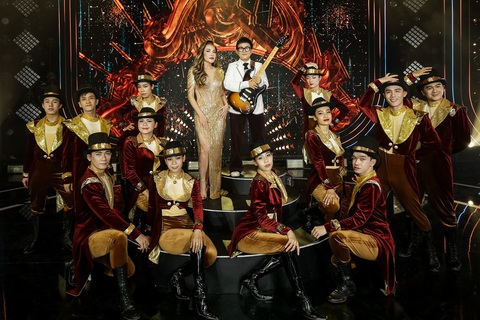 Phương Uyên sáng tác riêng ca khúc Xuân hạnh phúc - Xuân bình an, cùng bạn đời Thanh Hà song ca trong Gala Nhạc Việt. Nhạc sĩ vừa đàn vừa hát, còn Thanh Hà khoe chất giọng trầm khàn đặc trưng. Phương Uyên sáng tác riêng ca khúc Xuân hạnh phúc - Xuân bình an, cùng bạn đời Thanh Hà song ca trong Gala Nhạc Việt. Nhạc sĩ vừa đàn vừa hát, còn Thanh Hà khoe chất giọng trầm khàn đặc trưng.