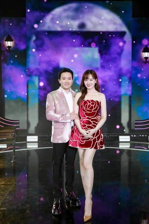 Gin Tuấn Kiệt - Puka khuấy động sân khấu Gala Nhạc Việt- Ảnh 3. Gala Nhạc Việt 2024 đánh dấu sự kết hợp trở lại của Trấn Thành và Hari Won. Cả hai thể hiện ca khúc mới Chuyện hai đứa của nhạc sĩ Kiên Trần.