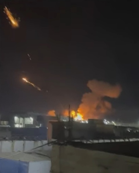 Đài AlHadath TV của Iraq phát hình ảnh một kho vũ khí ở thị trấn Al-Qaim của nước này - Ảnh: NYP Đài AlHadath TV của Iraq phát hình ảnh một kho vũ khí ở thị trấn Al-Qaim của nước này - Ảnh: NYP