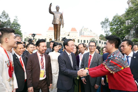Làm gì để kinh tế bứt phá?- Ảnh 1. Chủ tịch nước Võ Văn Thưởng cùng kiều bào về dự chương trình