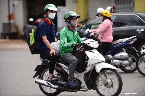 Đi lại, mua sắm Tết: làm sao để tiết kiệm?- Ảnh 1. Nhiều người dân lựa chọn di chuyển bằng Grab bởi vừa tiện lợi, lại có nhiều ưu đãi cuối năm - Ảnh: QUANG ĐỊNH