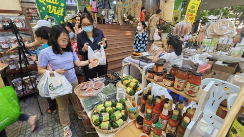 Gần 1.000 nông sản, đặc sản Tết 'chào hàng' người dân TP.HCM- Ảnh 1. Đa dạng thực phẩm, đặc sản vùng miền tại phiên chợ Tết - Ảnh: N.TRÍ