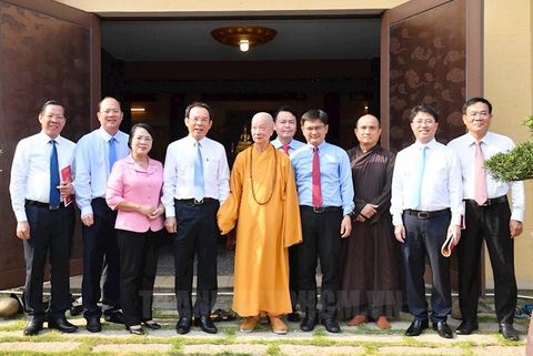Bí thư Thành ủy Nguyễn Văn Nên thăm, chúc Tết Đại lão Hòa thượng Thích Trí Quảng- Ảnh 1. Đoàn đại biểu chụp ảnh cùng Đại lão Hòa thượng Thích Trí Quảng - Ảnh: THÀNH ỦY TP.HCM