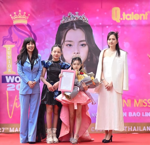 Mẫu nhí Nguyễn Trần Bảo Linh chinh chiến cuộc thi quốc tế tại Thái Lan- Ảnh 2. Nguyễn Trần Bảo Linh nhận sash và vương miện dự thi Mini Miss Junior Idol World 2024