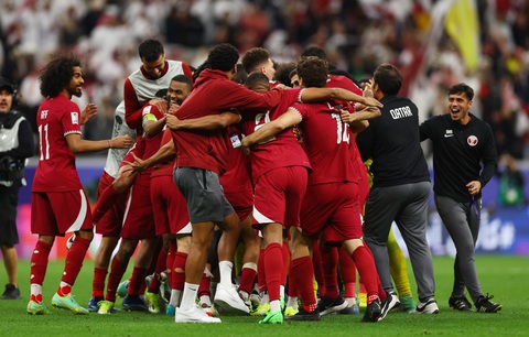 Xác định 4 đội vào bán kết Asian Cup 2023- Ảnh 1. Niềm vui của các cầu thủ Qatar sau khi đoạt vé cuối cùng vào bán kết Asian Cup 2023 - Ảnh: REUTERS