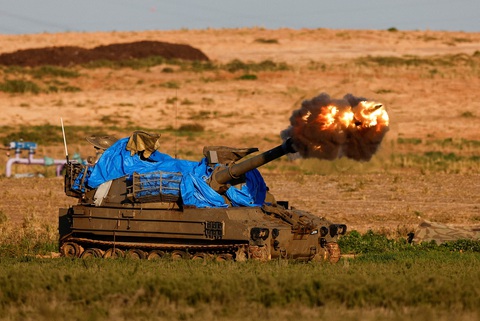 Một đơn vị pháo binh cơ động của Israel bắn về phía Dải Gaza gần biên giới Israel-Gaza, ở Israel, ngày 3-2 - Ảnh: REUTERS Một đơn vị pháo binh cơ động của Israel bắn về phía Dải Gaza gần biên giới Israel - Gaza ngày 3-2 - Ảnh: REUTERS