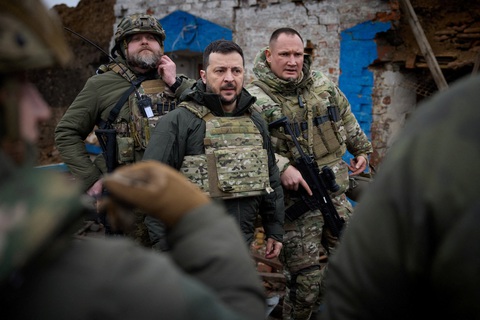 Tổng thống Ukraine Volodymyr Zelensky thăm tiền tuyến ở vùng Zaporizhzhia, Ukraine ngày 4-2 - Ảnh: REUTERS Tổng thống Ukraine Volodymyr Zelensky thăm tiền tuyến ở vùng Zaporizhzhia, Ukraine ngày 4-2 - Ảnh: REUTERS
