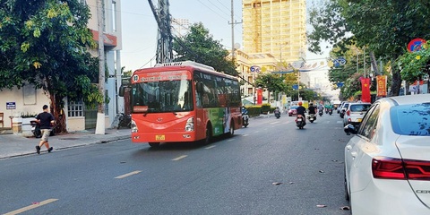 Tạm dừng toàn bộ xe buýt Phương Trang ở Nha Trang, Diên Khánh 2 ngày dịp Tết- Ảnh 1. Xe buýt Phương Trang trên đường phố Nha Trang (Khánh Hòa) - Ảnh: PHAN SÔNG NGÂN