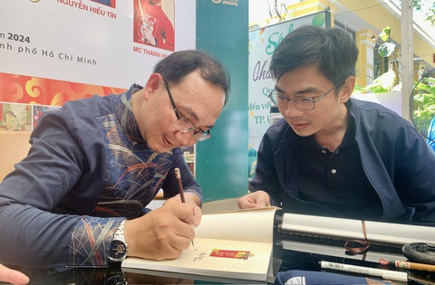 Tác giả Nguyễn Hiếu Tín ký tặng sách - Ảnh: HOÀI PHƯƠNG Tác giả Nguyễn Hiếu Tín ký tặng sách - Ảnh: HOÀI PHƯƠNG