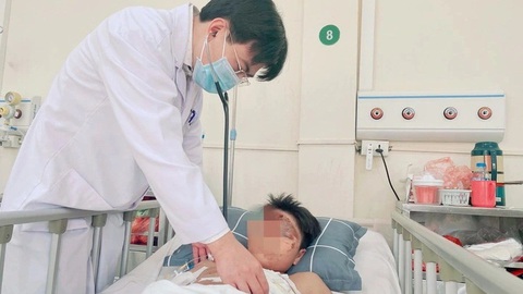 Bất an với tiếng pháo nổ- Ảnh 1. Bác sĩ thăm khám cho bệnh nhân bị tai nạn do pháo tự chế phát nổ sau phẫu thuật - Ảnh: BV Hữu nghị Việt Đức cung cấp