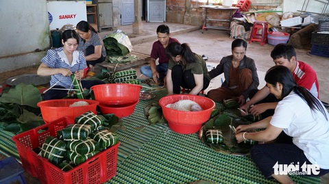 Mỗi người trong gia đình bà Lan phụ trách 1 việc để chung tay gói 15.000 bánh chưng phục vụ dịp Tết - Ảnh: ĐỨC LẬP Mỗi người trong gia đình bà Lan phụ trách một việc để chung tay gói 15.000 bánh chưng phục vụ dịp Tết