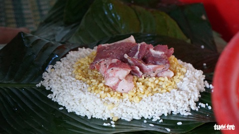 Bánh chưng của gia đình bà Lan được làm theo nhân truyền thống có thịt heo nửa nạc nửa mở, đậu xanh… - Ảnh: ĐỨC LẬP Bánh chưng của gia đình bà Lan được làm theo nhân truyền thống có thịt heo nửa nạc nửa mỡ, đậu xanh…