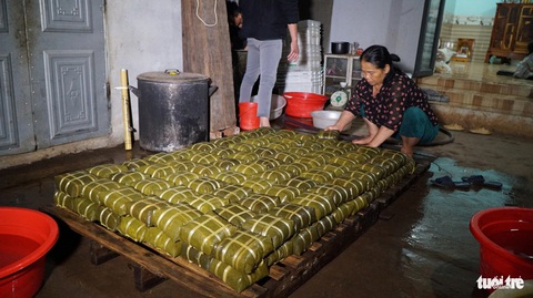Bánh được xếp lớp, ép trong khoảng 5 giờ sau đó giao cho khách - Ảnh: ĐỨC LẬP Bánh được xếp lớp, ép trong khoảng 5 giờ, sau đó giao cho khách