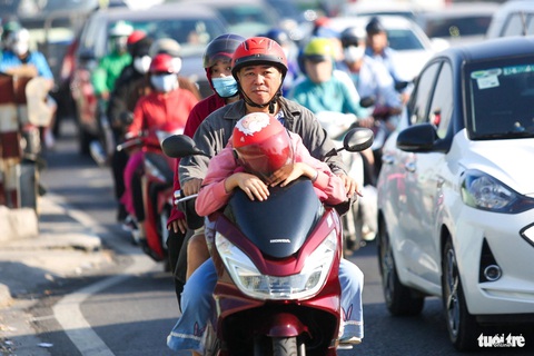 25 Tết, cửa ngõ miền Tây đông dần, bến tăng cường xe- Ảnh 3. Nhiều người dân mệt mỏi khi về quê dưới tiết trời nắng nóng