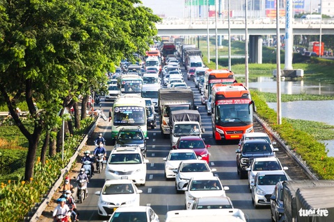 25 Tết, cửa ngõ miền Tây đông dần, bến tăng cường xe- Ảnh 6. Xe cộ ken đặc tại khu vực nút thắt cổ chai trên quốc lộ 1 qua huyện Bình Chánh