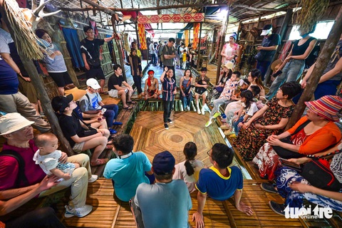 Khám phá làng văn hóa Mari Mari độc đáo và bí ẩn- Ảnh 1. Hơn 7 năm gắn bó với Làng văn hóa Mari Mari này, chị Juria cho biết rất vui khi tiếp hàng trăm lượt khách đến thăm mỗi ngày