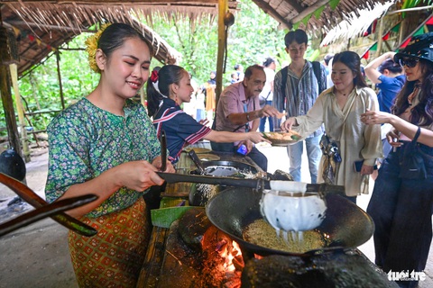 Khám phá làng văn hóa Mari Mari độc đáo và bí ẩn- Ảnh 2. Thưởng thức các loại bánh truyền thống ở làng văn hóa Mari Mari