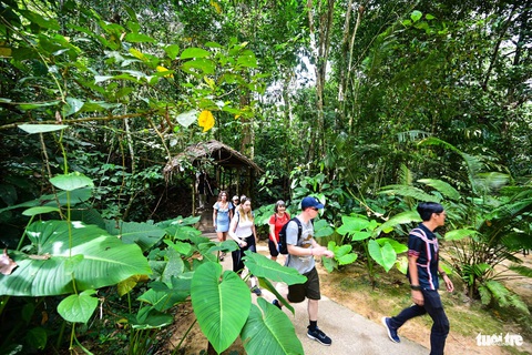 Khám phá làng văn hóa Mari Mari độc đáo và bí ẩn- Ảnh 6. Ngoài khách du lịch địa phương, làng văn hóa Mari Mari thường xuyên đón tiếp du khách đến từ Hàn Quốc, Nhật Bản, Đài Loan, Thái Lan, Việt Nam, Brunei, Mỹ và châu Âu