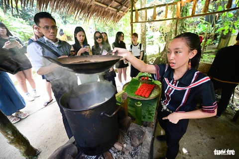 Khám phá làng văn hóa Mari Mari độc đáo và bí ẩn- Ảnh 18. Du khách được nếm thử các món ăn phong phú đa dạng
