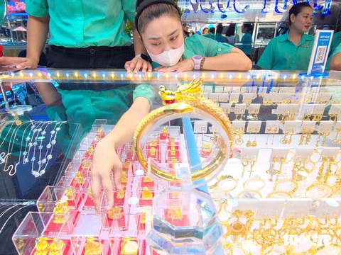 Năm nay nhiều mẫu rồng dát vàng làm quà Tết rất đẹp- Ảnh 1. Một chiếc vòng tay 8 chỉ chạm khắc rồng nổi tinh xảo - Ảnh: NHẬT XUÂN