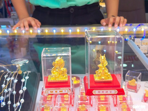 Năm nay nhiều mẫu rồng dát vàng làm quà Tết rất đẹp- Ảnh 2. Các tượng rồng mạ vàng được bày bán đa dạng với nhiều kiểu dáng, mẫu mã tại chợ Thiếc - Ảnh: NHẬT XUÂN