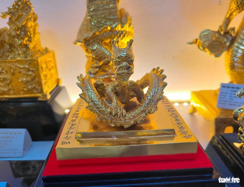 Năm nay nhiều mẫu rồng dát vàng làm quà Tết rất đẹp- Ảnh 3. Sản phẩm ấn rồng lấy cảm hứng từ ấn Hoàng đế chi bảo vừa được đấu giá gây sốt gần đây - Ảnh: NHẬT XUÂN