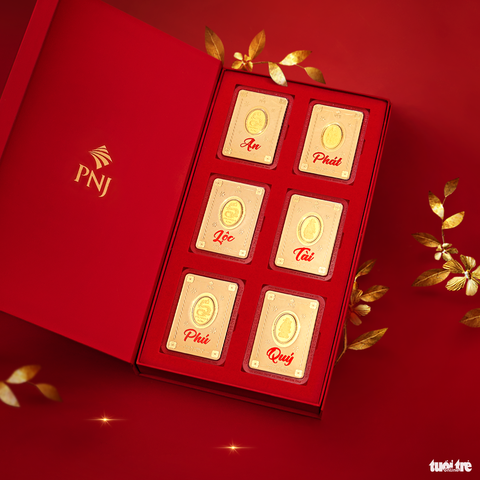 Năm nay nhiều mẫu rồng dát vàng làm quà Tết rất đẹp- Ảnh 4. Bộ 6 miếng vàng theo chủ đề Phát - Lộc - Tài - Phú - Quý - An chạm khắc hình rồng và Thần Tài của PNJ hút khách - Ảnh: PNJ