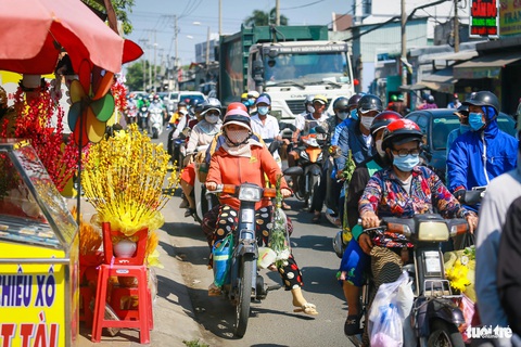Quốc lộ 50 kẹt cứng từ sáng tới trưa, người về Cần Giuộc, Gò Công đứng chôn chân- Ảnh 2. Hàng nghìn người dân bắt đầu đổ về nghĩa trang Đa Phước để tảo mộ