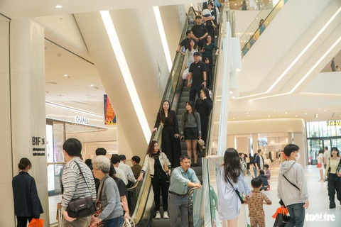Người Hà Nội đi sắm Tết ngày nắng ấm, phố cổ, trung tâm thương mại kín người- Ảnh 8. Trung tâm thương mại Lotte Hồ Tây đông khách - Ảnh: PHẠM TUẤN