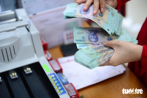 Không phải chủ tịch, ai được Novaland, Thế Giới Di Động, Vietcombank... trả lương cao nhất?- Ảnh 1. Bên cạnh lương, nhiều doanh nghiệp cũng phát cổ phiếu thưởng cho lãnh đạo và nhân viên cống hiến - Ảnh: QUANG ĐỊNH