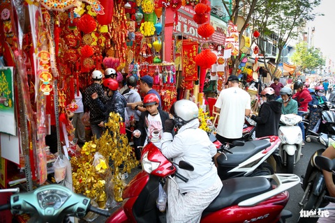 Trưa 25 tháng chạp, người dân TP.HCM xôm tụ sắm Tết- Ảnh 3. Phố bán hàng trang trí trên đường Hải Thượng Lãn Ông (quận 5) nhộn nhịp giữa trưa