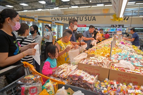 Trưa 25 tháng chạp, người dân TP.HCM xôm tụ sắm Tết- Ảnh 5. Quầy bánh mứt ở siêu thị Emart (Gò Vấp) nhộn nhịp khách chọn mua