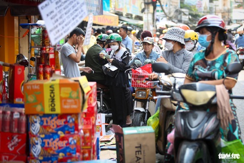 Trưa 25 tháng chạp, người dân TP.HCM xôm tụ sắm Tết- Ảnh 7. Tại chợ Bà Chiểu (quận Bình Thạnh), người dân cũng tranh thủ sắm các mặt hàng như: nước ngọt, giỏ quà Tết...