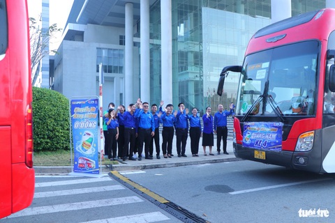Các cán bộ Tỉnh Đoàn Bình Dương vẫy tay chào tạm biệt các bạn sinh viên, thanh niên công nhân về quê trên những chuyến xe 0 đồng - Ảnh: DIỄM NGUYỄN Cán bộ Tỉnh Đoàn Bình Dương vẫy tay chào tạm biệt các bạn sinh viên, thanh niên công nhân về quê trên những chuyến xe 0 đồng - Ảnh: DIỄM NGUYỄN