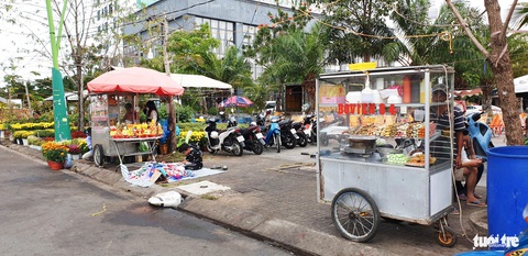 Giá hoa Tết giảm nhưng sức mua cũng... giảm theo- Ảnh 6. Nhiều vị trí ở TP Cà Mau chật kín hoa vào dịp Tết, năm nay phải bỏ trống hoặc cho những người bán bò viên, nước mía bán cầm chừng - Ảnh: THANH HUYỀN