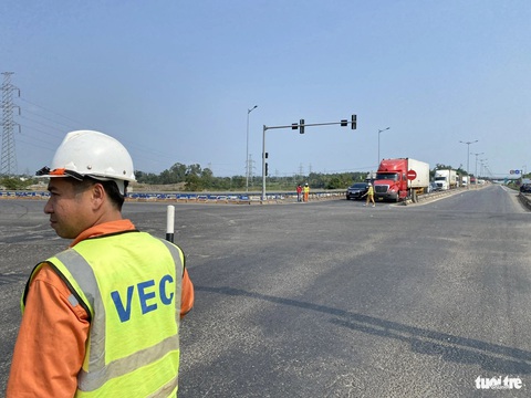 Kẹt xe vì chờ đèn đỏ, nên ưu tiên tín hiệu cho hướng cao tốc Quảng Ngãi - Đà Nẵng?- Ảnh 4. Lực lượng điều tiết giao thông của Tổng công ty Đầu tư phát triển đường cao tốc Việt Nam (VEC) có mặt tại cả bốn hướng ở nút giao thông Túy Loan - Ảnh: TRƯỜNG TRUNG