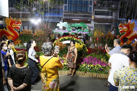 Người dân lưu lại những khoảnh khắc đáng nhớ những ngày cận Tết Nguyên đán - Ảnh: PHƯƠNG QUYÊN Người dân lưu lại khoảnh khắc đáng nhớ những ngày cận Tết Nguyên đán - Ảnh: PHƯƠNG QUYÊN