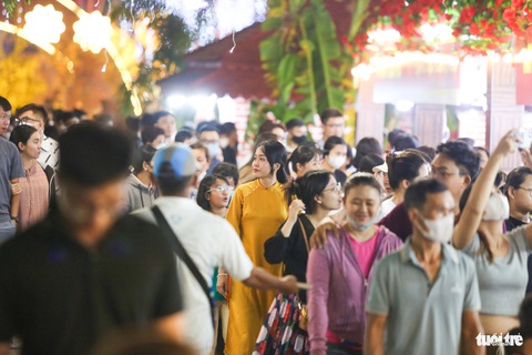 Người dân chen chân tham quan con đường gốm sứ dẫn vào chợ hoa Bến Bình Đông - Ảnh: PHƯƠNG QUYÊN Người dân chen chân tham quan con đường gốm sứ dẫn vào chợ hoa bến Bình Đông - Ảnh: PHƯƠNG QUYÊN